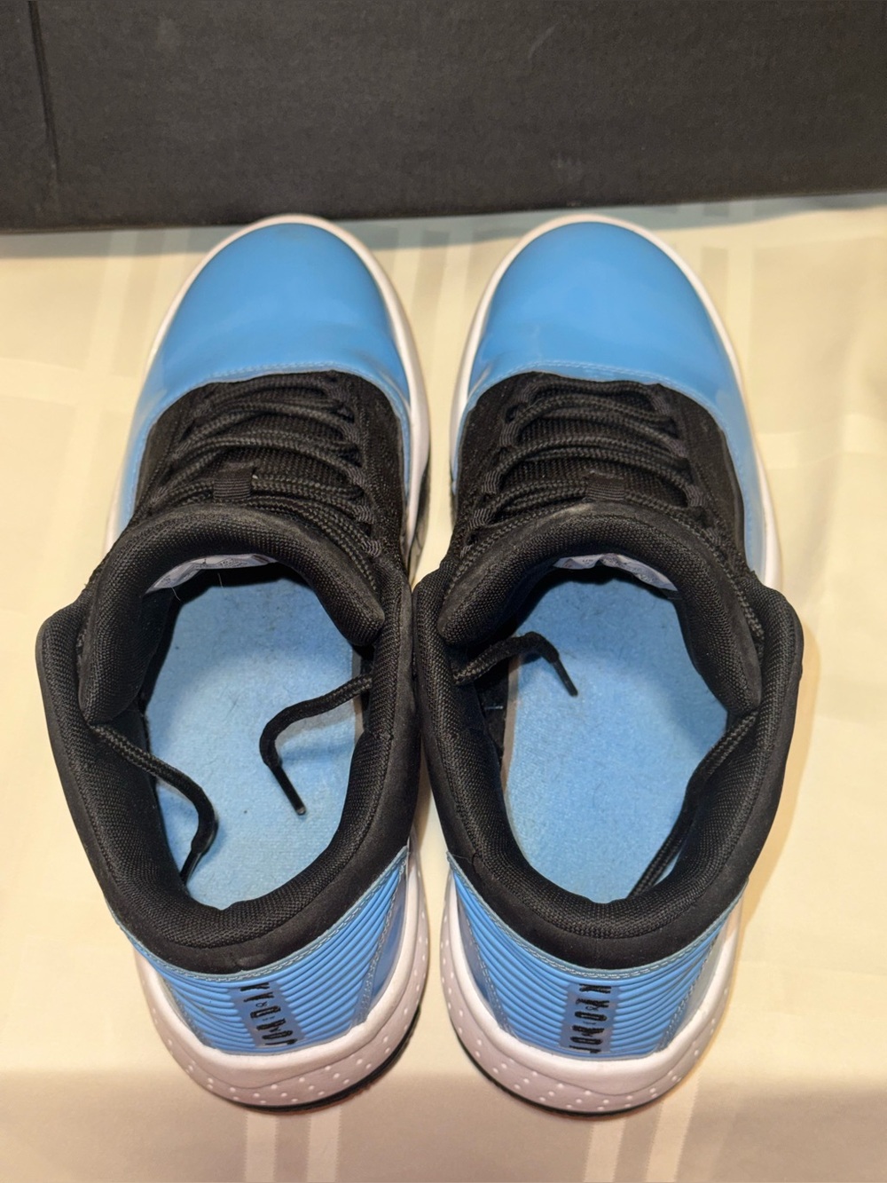 Nike Air Jordan Max Aura 2 in Black and University Blue Men’s 9.5 - Picture 5 of 8